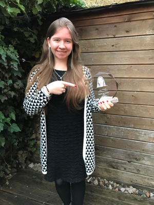 Spielerin des Jahres 2019 U20w: Lara Schulze (Niedersachsen) mit dem gläsernen Pokal in der Hand. Der Pokal ist achtkantig und hat das Profilbild aufgedruckt.