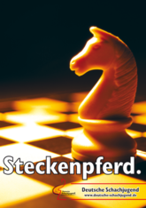 Postkarte mit Schriftzug "Steckenpferd". Zu sehen ist die Figur Springer auf einem Schachbrett vor einem schwarzen Hintergrund.
