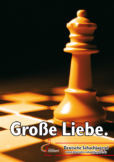 Postkarte mit Schriftzug "Große Dame". Zu sehen ist die Figur Dame auf einem Schachbrett vor einem schwarzen Hintergrund.