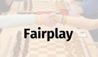 Das Wort „Fairplay” steht in der Mitte des Bildes, dahinter ist eine ein Handschlag über einem Schachbrett zu sehen – eine Szene wie sie zu Beginn von vielen Schachpartien (vor der Pandemie) statt fand