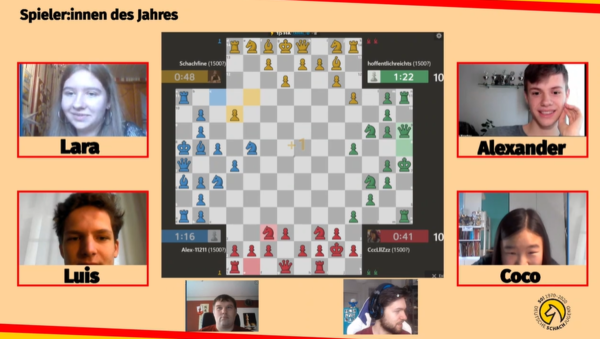 Bildschirmfoto vom Livestream. Die Spieler:innen des Jahres spielen 4-Personenschach gegeneinander. Im Bild ist das Schachbrett, die 4 Kameras von Coco, Alex, Lara und Luis und die Kameras der Moderatoren Malte Ibs und Lars Drygajlo