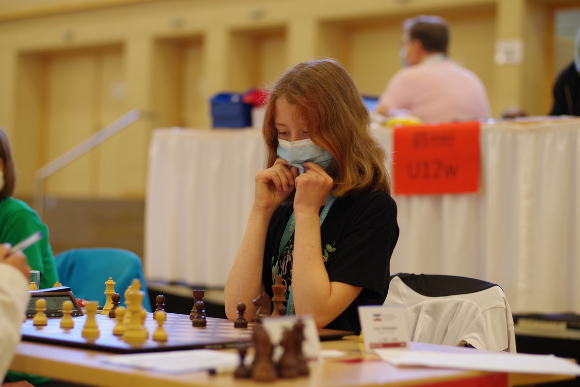 Lisa Sickmann am Schachbrett