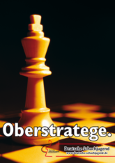 Postkarte mit Schriftzug "Oberstratege". Zu sehen ist die Figur König auf einem Schachbrett vor einem schwarzen Hintergrund.