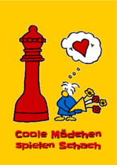 Postkarte mit dem Schriftzug "Coole Mädchen spielen Schach". Zu sehen ist eine Comiczeichnung von Chessy mit einem Blumenstrauß in der Hand und einer Denkblase mit einem Herzen darin. Neben Chessy ist eine doppelt so große Schachfigur Dame zu sehen.