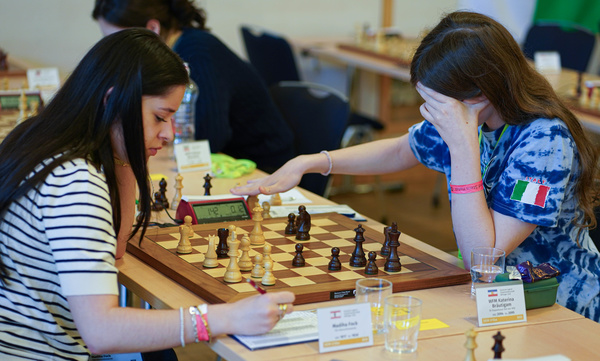 U18w R8 Zeitnot Madiha / [Katerina (r) behielt auch in Zeitnot die Nerven)