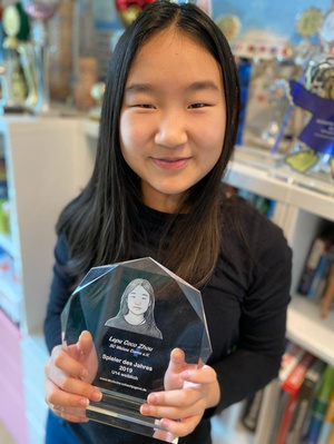 Spielerin des Jahres 2019 Lepu Coco Zhou (Berlin) mit dem gläsernen Pokal in der Hand. Der Pokal ist achtkantig und hat das Profilbild aufgedruckt.